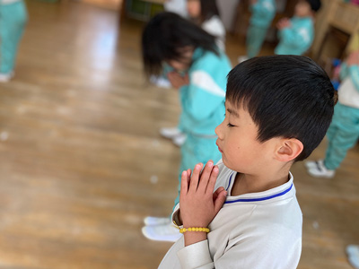 朝の礼拝の様子